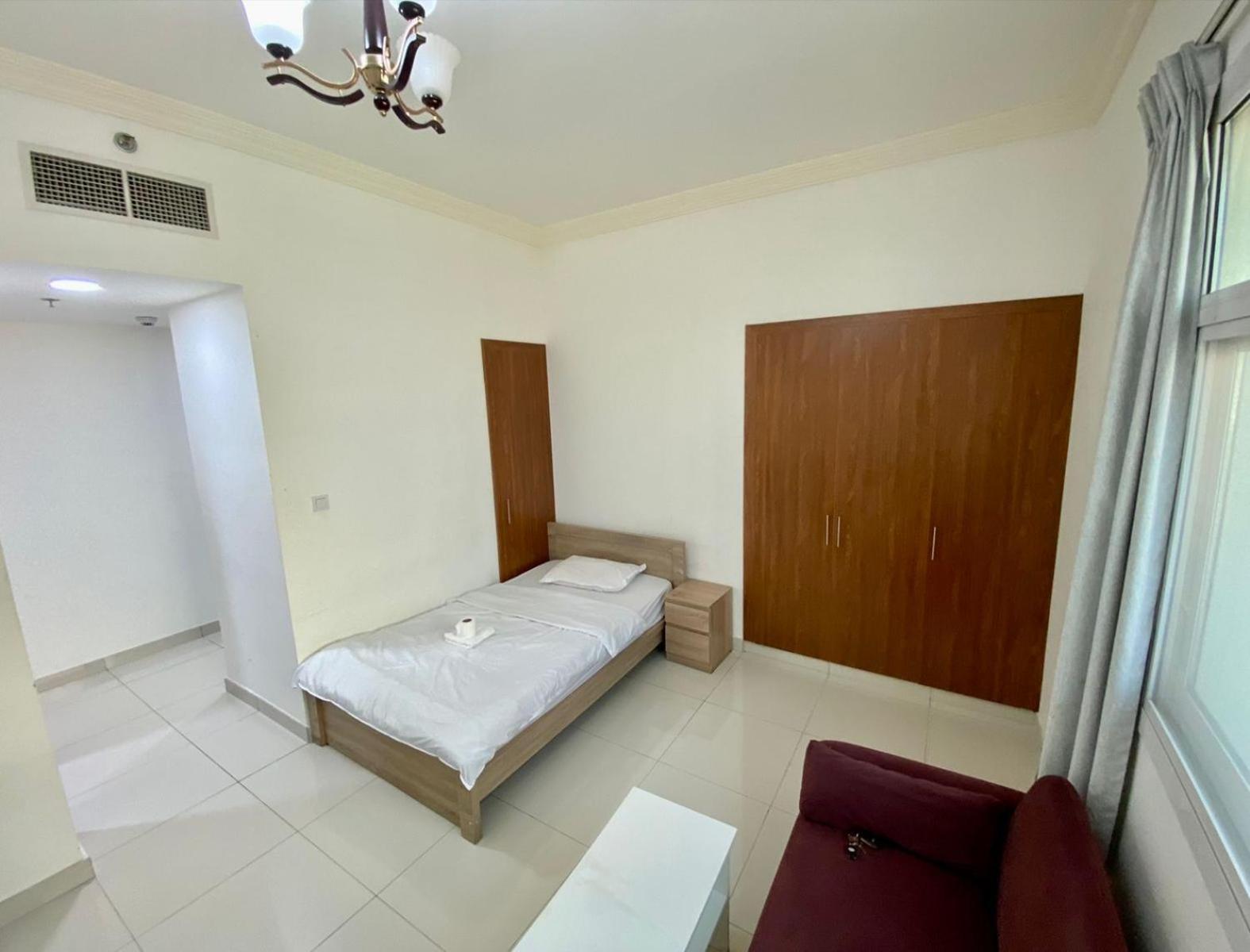 Cozy Rooms And Small Partitions For Men Guests In Дубай Екстер'єр фото